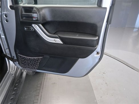 Used 2016 Jeep Wrangler Unlimited Rubicon w/ Connectivity Group image 23