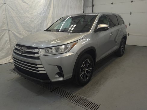 Used 2019 Toyota Highlander LE image 2