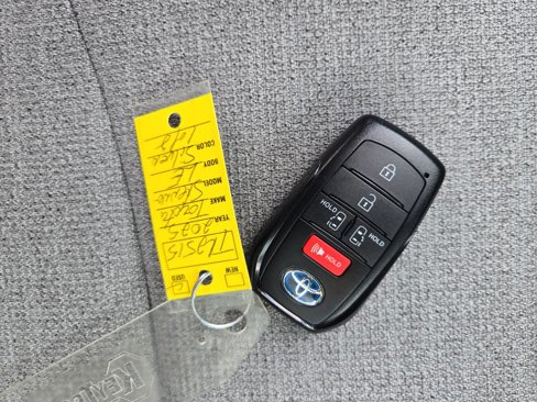 Certified 2025 Toyota Sienna LE image 37