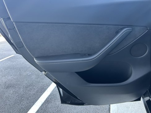 Used 2022 Tesla Model Y Long Range image 25