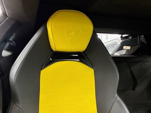 Used 2024 Lamborghini Revuelto image 18