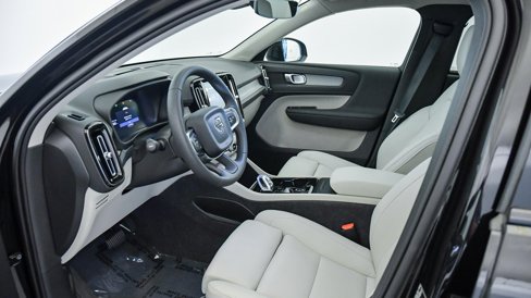 Certified 2025 Volvo XC40 B5 Plus w/ Climate Package image 17