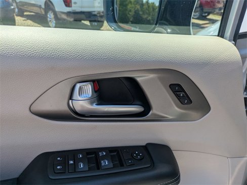 Used 2024 Chrysler Pacifica Touring-L image 12
