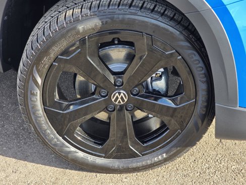 New 2025 Volkswagen Taos SE image 9