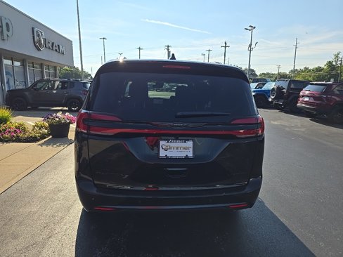 New 2026 Chrysler Pacifica Limited w/ S Appearance Package image 7