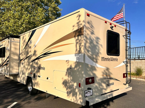 Used 2016 Ford E-450 and Econoline 450 Super Duty w/ Motorhome Prep Package image 8