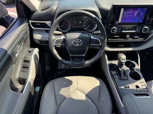 Certified 2024 Toyota Highlander XLE image 13
