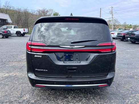 Used 2023 Chrysler Pacifica Touring-L image 4