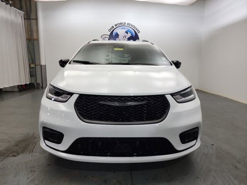 Used 2025 Chrysler Pacifica Limited image 13