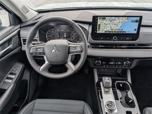 New 2025 Mitsubishi Outlander SE image 16