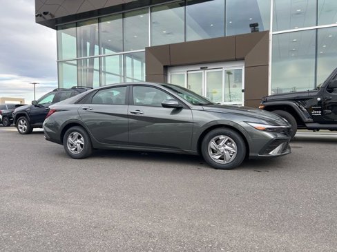 New 2025 Hyundai Elantra SE image 1