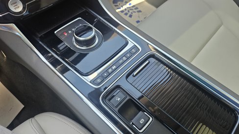 Used 2019 Jaguar XE image 34