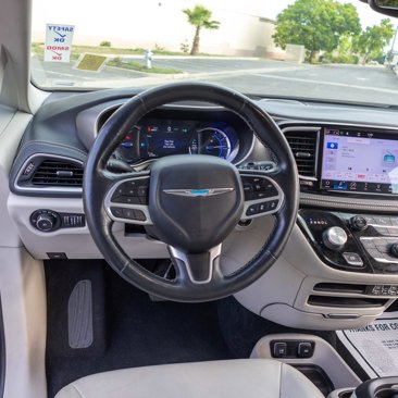Used 2021 Chrysler Pacifica Touring-L image 12