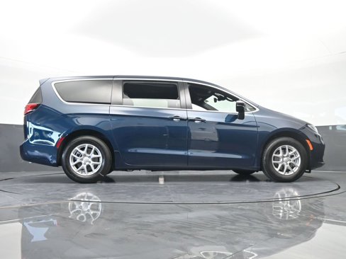 New 2025 Chrysler Pacifica Select image 55