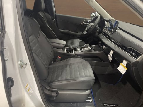 New 2025 Mitsubishi Outlander SE image 14