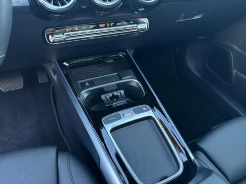 Used 2024 Mercedes-Benz GLB 250 4MATIC w/ Exclusive Package image 16
