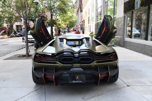 Used 2025 Lamborghini Revuelto image 5