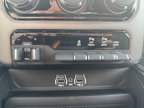 New 2025 RAM 1500 4x4 Crew Cab image 33