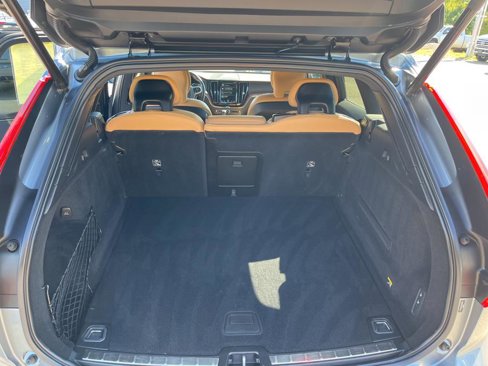 Used 2019 Volvo XC60 T5 Momentum w/ Multimedia Package image 4