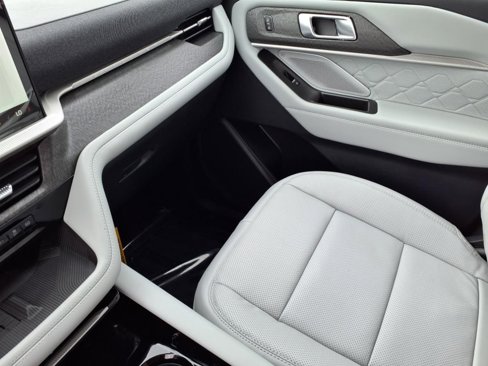 New 2025 Ford Explorer Platinum image 18