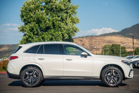 Used 2025 Mercedes-Benz GLC 300 4MATIC image 5