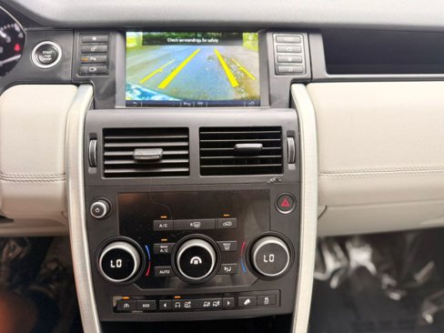 Used 2016 Land Rover Discovery Sport SE image 18