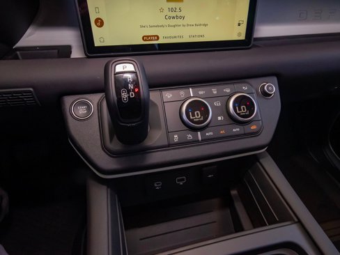 New 2024 Land Rover Defender 110 S image 26