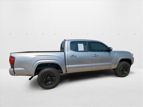 Used 2018 Toyota Tacoma SR image 4