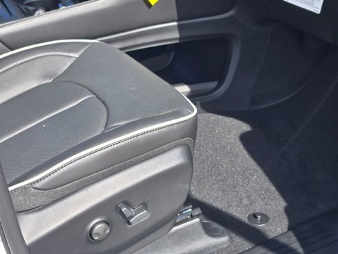 New 2026 Chrysler Pacifica Limited image 6