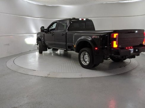 Certified 2025 Ford F450 Platinum w/ FX4 Off-Road Package image 4