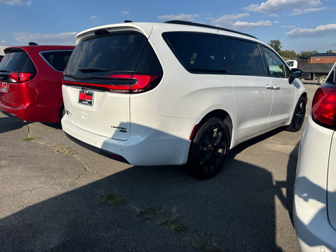 New 2026 Chrysler Pacifica Limited image 4