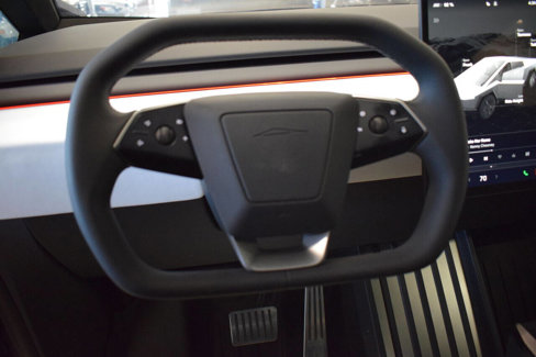 Used 2024 Tesla Cybertruck AWD Crew Cab image 39