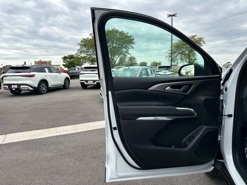 Used 2025 Chevrolet Traverse LT image 11