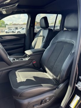 New 2025 Jeep Grand Cherokee Altitude image 9