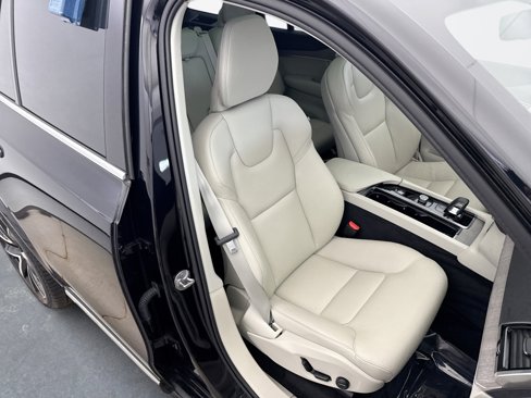 Used 2025 Volvo XC90 B5 Plus w/ Protection Package Premier image 16