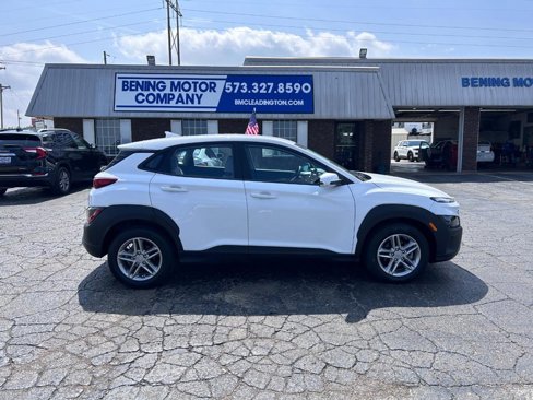 Used 2023 Hyundai Kona SE image 2