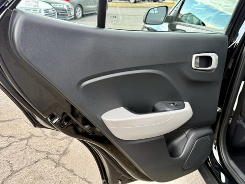 Used 2024 Hyundai Venue SEL image 11