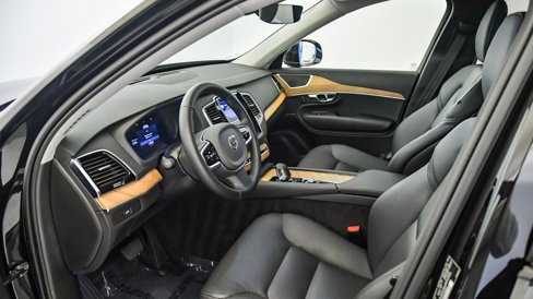 Certified 2025 Volvo XC90 B6 Plus image 18