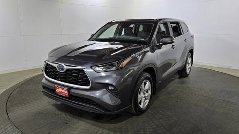 Used 2023 Toyota Highlander LE image 3