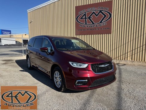 Used 2023 Chrysler Pacifica Touring-L image 1