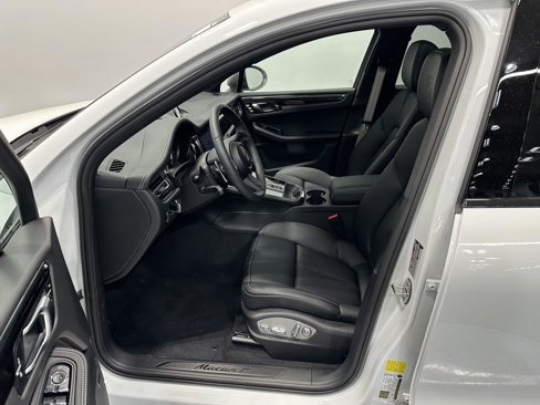 New 2025 Porsche Macan Turbo image 18