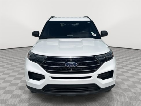 Used 2020 Ford Explorer XLT image 2