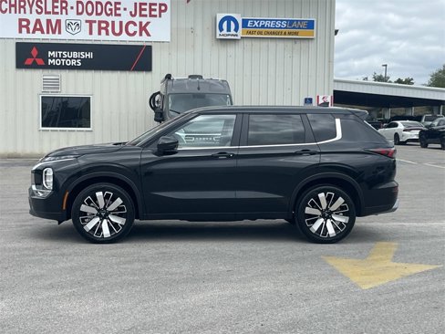 New 2025 Mitsubishi Outlander SE image 2