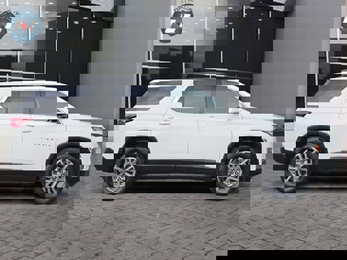 Used 2023 Chevrolet Traverse LT image 6