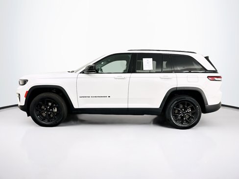 Used 2024 Jeep Grand Cherokee Altitude image 4
