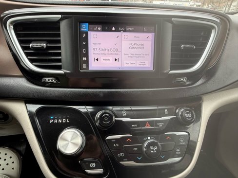 Used 2022 Chrysler Voyager LX image 19