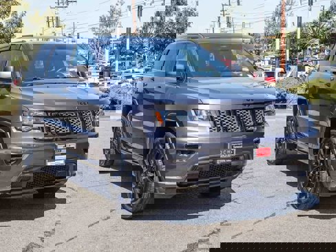 Certified 2018 Jeep Grand Cherokee Altitude image 3