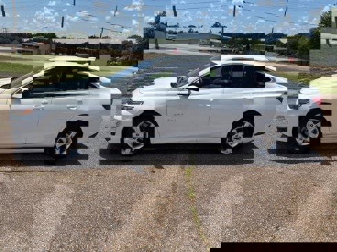Used 2024 Chevrolet Malibu LT image 2