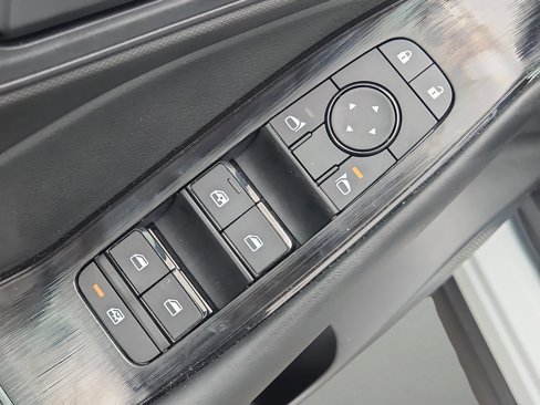 Used 2025 Nissan Rogue S image 15