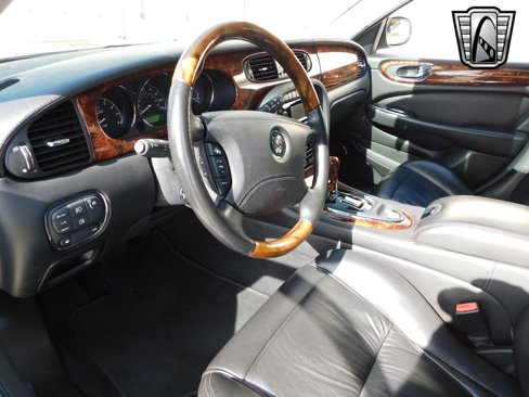 Used 2004 Jaguar XJ8 image 11